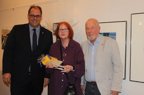 Bürgermeister Mirko Spieckermann, Sprecherin der Ausstellungsgemeinschaft Ingrid Maschke und Bürgervorsteher Sönke Sela (v. lks.).