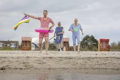 Energisch scheuchte Neptun seine Badegäste ins Wasser. Ohne Publikum, aber trotzdem mit jeder Menge Spaß.