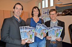 Henrik Fels von der ausführenden Agentur (lks.), Marketingleiterin Silke Szymoniak und Tourismuschef Joachim Nitz präsentieren das druckfrische Strandmagazin 2016.