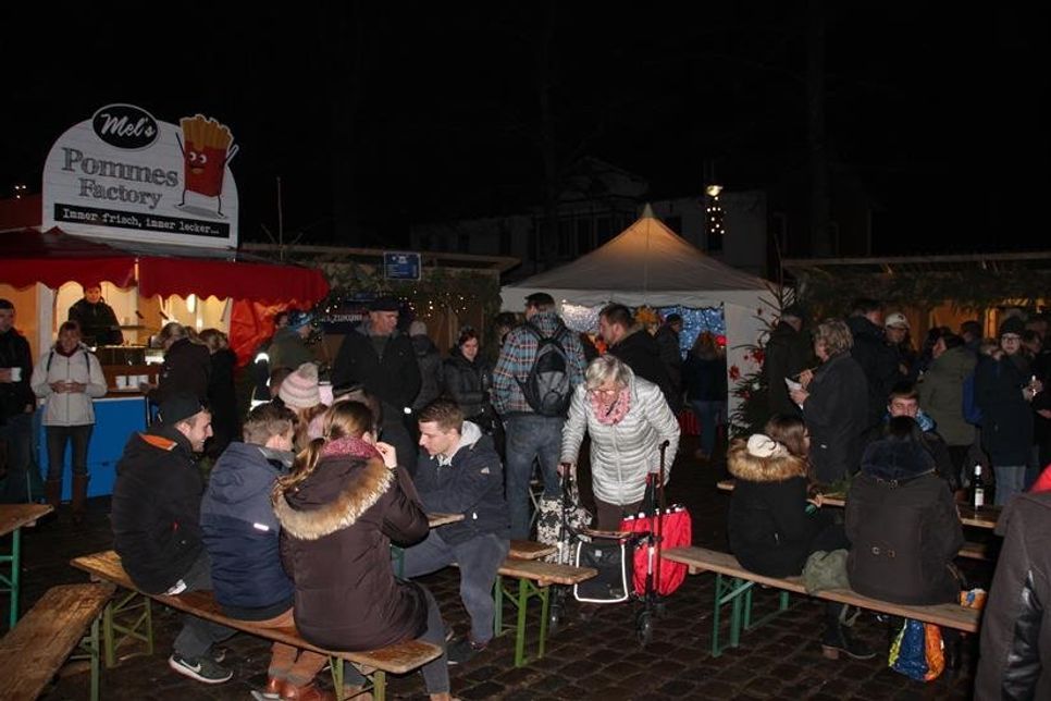 Ohne Hektik, in aller Ruhe und Gemütlichkeit können die Besucher die Angebote des Lensahner Weihnachtsmarktes genießen.