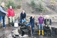 Vorstandsmitglieder des Bürgervereins ließen es sich nicht nehmen, die Reinigungsaktion der Wilhelmsquelle zu begleiten: (v.l.) Bernd Kubsch, Michael Rieder, Henning Beck und Rebecca Nissen zusammen mit den Mitarbeitern der Firma Kutaschow. Auch dabei, aber nicht im Bild: Klaus Nentwig.