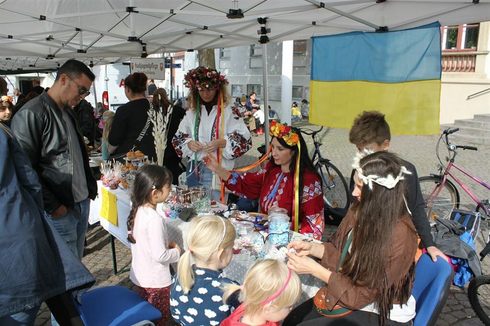 Ukrainische Frauen sorgten in ihrer Tracht und landestypischen Spielen für eine bunte Vielfalt.