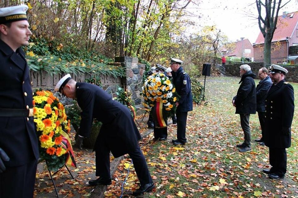 Neben dem Cap-Arcona-Ehrenfriedhof, dem Soldatenfriedhof an der Kirchhofallee und dem jüdischen Friedhof war das Ehrenmal am Heisterbusch Schauplatz der Kranzniederlegungen am Volkstrauertag in Neustadt.