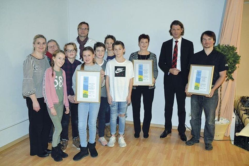 Bürgervorsteherin Anja Evers (von links) und Klimaschutzmanagerin Regine Maaß mit den Preisträgern des Umweltpreises 2018: Schülerinnen und Schüler der Klassen 6 a bis c des OGT mit Lehrer Thorben Egtved (1. Platz), Christiane Teichmann (Mitte, 3. Platz), Bürgermeister Robert Wagner und Willi Hartwig (2. Platz). (Foto: René Kleinschmidt)