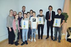 Bürgervorsteherin Anja Evers (von links) und Klimaschutzmanagerin Regine Maaß mit den Preisträgern des Umweltpreises 2018: Schülerinnen und Schüler der Klassen 6 a bis c des OGT mit Lehrer Thorben Egtved (1. Platz), Christiane Teichmann (Mitte, 3. Platz), Bürgermeister Robert Wagner und Willi Hartwig (2. Platz). (Foto: René Kleinschmidt)