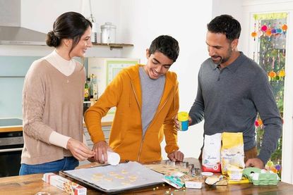 Im Advent wird viel gebacken. Dabei fällt natürlich viel Verpackungsmüll an, der richtig entsorgt werden muss. (Foto: Mülltrennung wirkt/Marcella Merk)