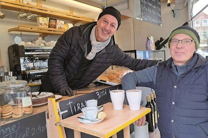 Gastronom Mario Berardi (links) ist einer der neuesten Standbetreiber, die Mathias Voigt in die Reihe der Marktbeschicker aufgenommen hat.