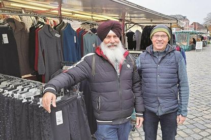 Mit den meisten Händlern ist Mathias Voigt (rechts) per Du, so auch mit Textilverkäufer Sarwan Bahia, der 1997 auf dem hiesigen Wochenmarkt in die Selbstständigkeit gestartet ist.