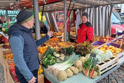 Mathias Voigt im Gespräch mit Dirk Lüthje (rechts) vom Kartoffelhof Daldorf. Der Marktmeister muss ein Ohr für die Händler haben.