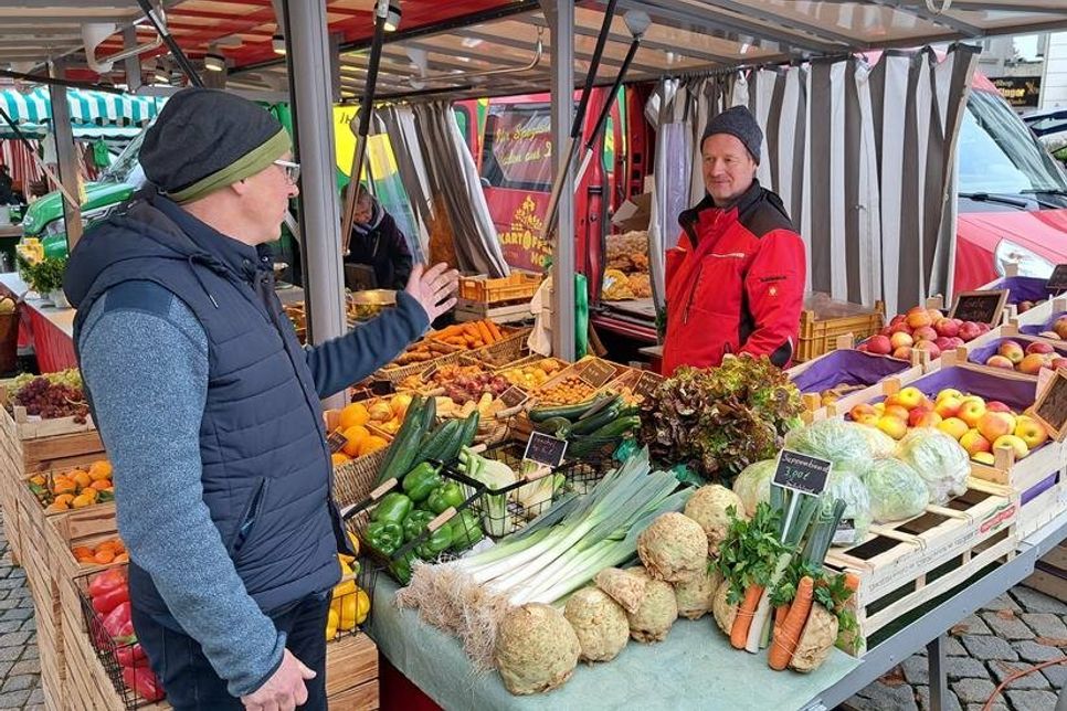 Mathias Voigt im Gespräch mit Dirk Lüthje (rechts) vom Kartoffelhof Daldorf. Der Marktmeister muss ein Ohr für die Händler haben.