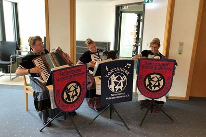 Livemusik gab es zur Feierstunde vom Neustädter Volkstanzkreis.