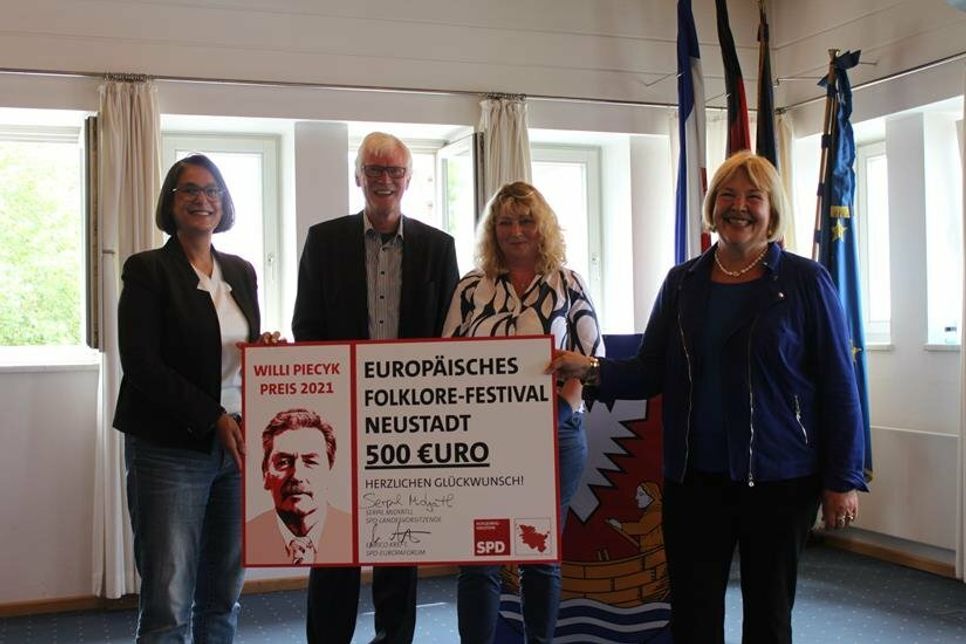 Serpil Midyatli, Uwe Muchow, Barbara Helbach und Bettina Hagedorn (v. lks.) bei der Preisverleihung im Sitzungssaal des Rathauses.