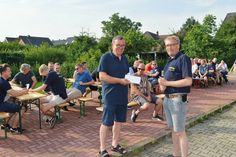 Stellvertretend für den gesamten Förderverein bedankte sich Gerd Schuberth (l.) bei Bad Schwartaus Gemeindewehrführer Lars Wellmann und seinen Einsatzkräften mit der Finanzierung eines Grillabends.