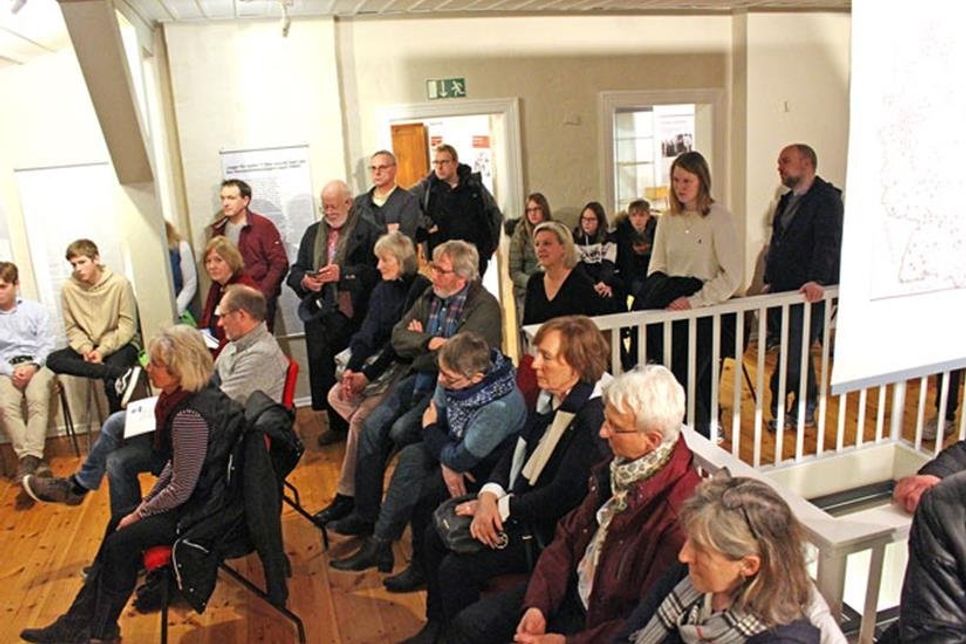 Die Schülerinnen und Schüler berichten von ihren Erfahrungen auf ihrer Reise über Berlin nach Auschwitz und Krakau.