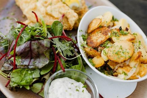An der Grömitzer Promenade gelegen, mit direktem Blick auf die Ostsee, munden die Speisen im Restaurant Falkenthal besonders gut.