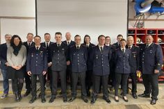 Alle geehrten und beförderten Mitglieder der Versammlung mit dem 1. stellvertretenden Bürgermeister Henning Nitz, Ortswehrführer Sebastian Levgrün (hinten v. lks.), Bürgermeisterin der Gemeinde Scharbeutz Bettina Schäfer (lks.), stellvertretender Gemeindewehrführer Markus Raabe (re.) und daneben Ehrengemeindewehrführer und Beisitzer des Kreisfeuerfwehrverbandes Ostholstein Reinhold Mang.