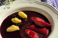 Ein Klassiker, der nach Kindheit schmeckt: Fliederbeersuppe mit Grießklößen.