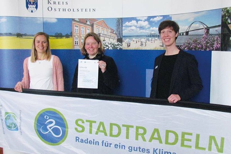 Isabelle Schröder (links) und Stefanie Heeckt vom Ostsee-Gymnasium Timmendorfer Strand mit Leslie Matthiesen, Klimaschutzmanagerin des Kreises Ostholstein.