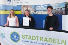 Isabelle Schröder (links) und Stefanie Heeckt vom Ostsee-Gymnasium Timmendorfer Strand mit Leslie Matthiesen, Klimaschutzmanagerin des Kreises Ostholstein.