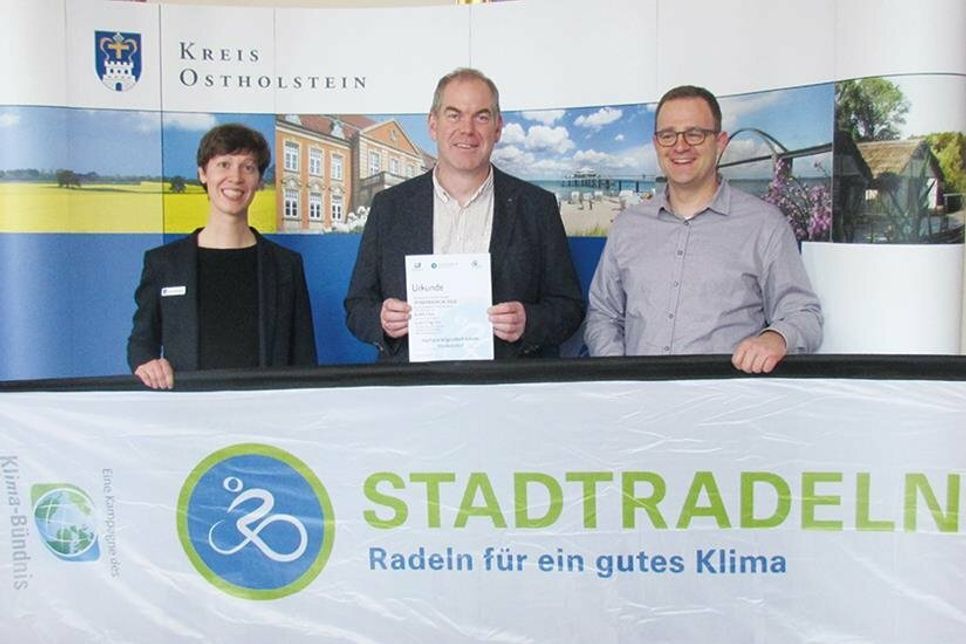 Leslie Matthiesen, Klimaschutzmanagerin OH (von links), Karsten Lemke, Gerhard-Hilgendorf-Schule, und Manuel van der Poel, Klimaschutzmanager Stockelsdorf.