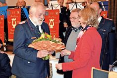 Günter Volgmann wurde in seinem Amt als Gemeindewehrführer bestätigt: Als erste Gratulanten überreichten Stockelsdorfs Bürgermeisterin Brigitte Rahlf-Behrmann und Bürgervorsteher Harald Werner Blumen zur Wiederwahl. (Foto: Setje-Eilers)