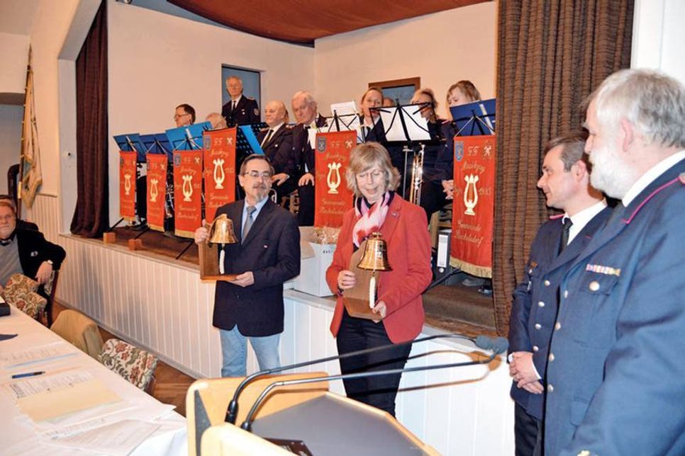 Unter lang anhaltendem Applaus nahmen Verwaltungschefin Brigitte Rahlf-Behrmann und Ordnungsamtsleiter Michael Henk Feuerwehrglocken als Abschiedsgeschenke entgegen. (Foto: Setje-Eilers)