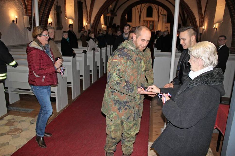 Mit besten Wünschen wurden symbolische Schutzengel an die Soldaten verteilt.