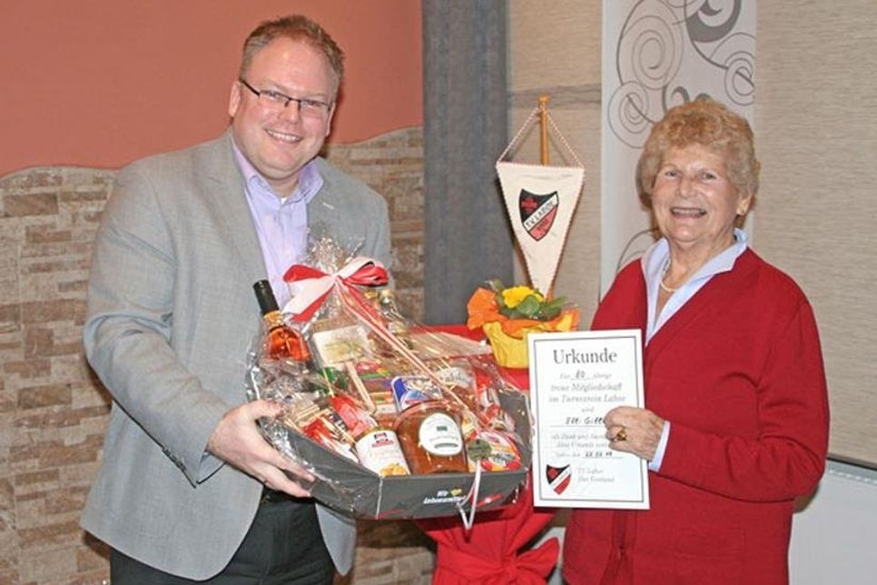 Elli Gilles wurde vom zweiten Vorsitzenden Jan Berg für ihre 80jährige Mitgliedschaft geehrt.