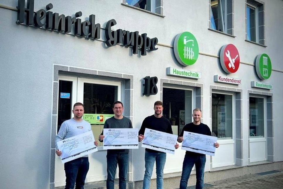 Geschäftsführer André Heinrich (2. v. lks.) und seine Mitarbeiter Simon Kunikowski (lks.), Florian Carstens und Marius Carstens (re.) übergaben vier Schecks á jeweils 500 Euro.