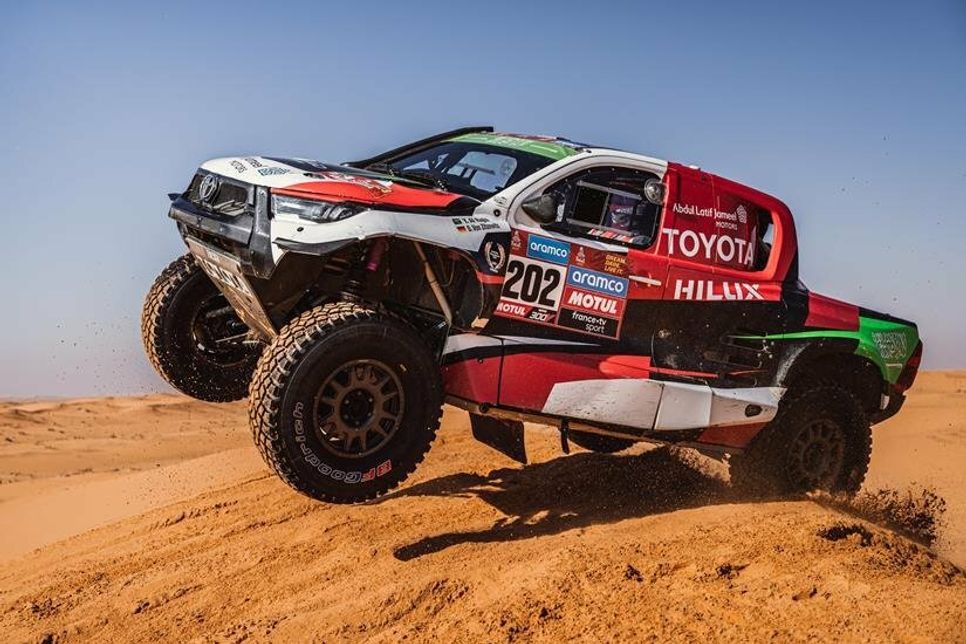Nach einem Aufhängungsschaden müssen Yazeed Al-Rajhi und Dirk von Zitzewitz ihren Traum vom „Dakar“-Podium aufgeben. Das saudi-arabisch/ostholsteinisches Duo mit Kurs auf Platz zwei in der Gesamtwertung wurde jäh gebremst.