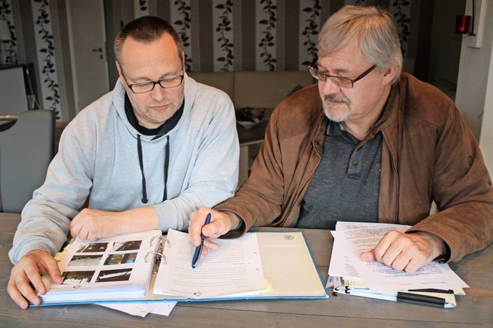 DWG-Fraktionssprecher Harald Behrens (lks.) und sein Parteikollege Joachim Tappmeyer, Fachbereichssprecher Infrastrukturpolitik und Bauplanung, haben Konzepte und Berichte zum Schwimmbad genauestens studiert.
