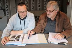 DWG-Fraktionssprecher Harald Behrens (lks.) und sein Parteikollege Joachim Tappmeyer, Fachbereichssprecher Infrastrukturpolitik und Bauplanung, haben Konzepte und Berichte zum Schwimmbad genauestens studiert.