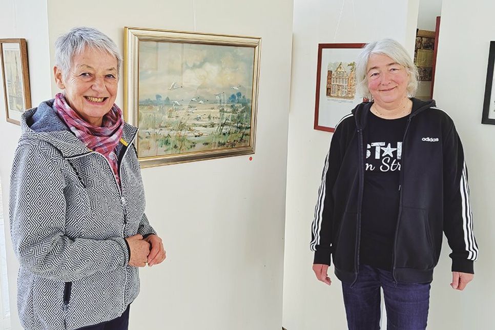 Monika Rocksin, Tochter von Helmut Clausen, Kunstmaler und Grafiker und Initiator der 1. Gemäldeausstellung 1953 in der Trinkkurhalle Timmendorfer Strand, mit Stephanie Scheel (TSNT GmbH, rechts) in der Ausstellung, die mit der Finissage am 17. März endet.
