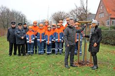 Gisela Künkel und Bernd Bauer-Mohrhagen (vorn) weihten gemeinsam mit Vertretern der Jugendfeuerwehr Neustadt und vielen geladenen Gästen die neue Streuobstwiese Am Heisterbusch ein.
