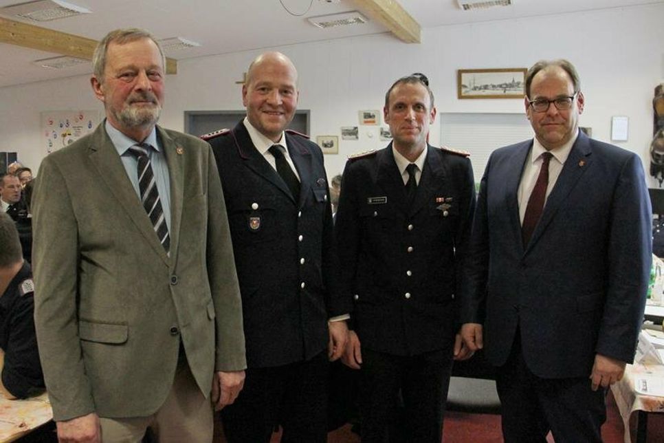 Gratulationen für den neuen stellvertretenden Stadtwehrführer Christian Exner (2. v. lks.) von Bürgervorsteher Heinrich Holtfester (lks.), Stadtwehrführer Marcel Moldenhauer und Bürgermeister Mirko Spieckermann (re.)