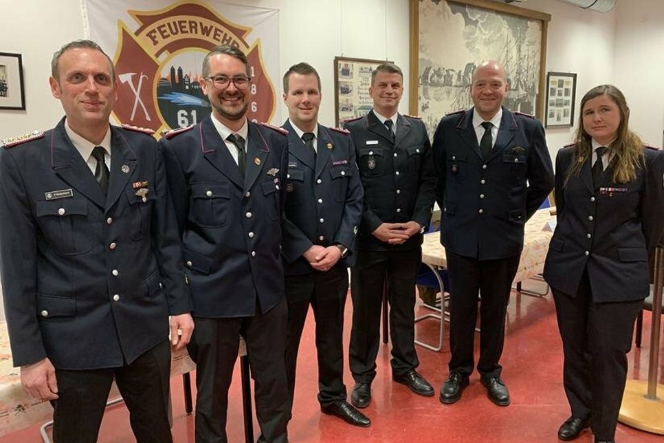 Stadtwehrführer Marcel Moldenhauer (v. lks.) mit seinem Vorstandsteam: Schriftwart Frederik Loof, Kassenwart Florian Kühn-Engelking, Zugführer 2. Zug Thorsten Andreas, stellvertretender Stadtwehrführer Christian Exner und Jugendwartin Vanessa Gisa.