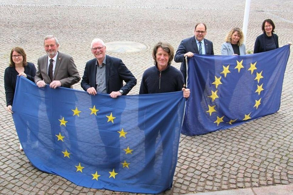 Veranstalter und Organisatoren der Triennale: Stadtmarketingkoordinatorin Andrea Brunhöber, Bürgervorsteher Heinrich Holtfester, Uwe Muchow, Kurator Jo Kley, Bürgermeister Mirko Spieckermann, Barbara Helbach und Stadtbaurätin Antje Weise (v. lks.).