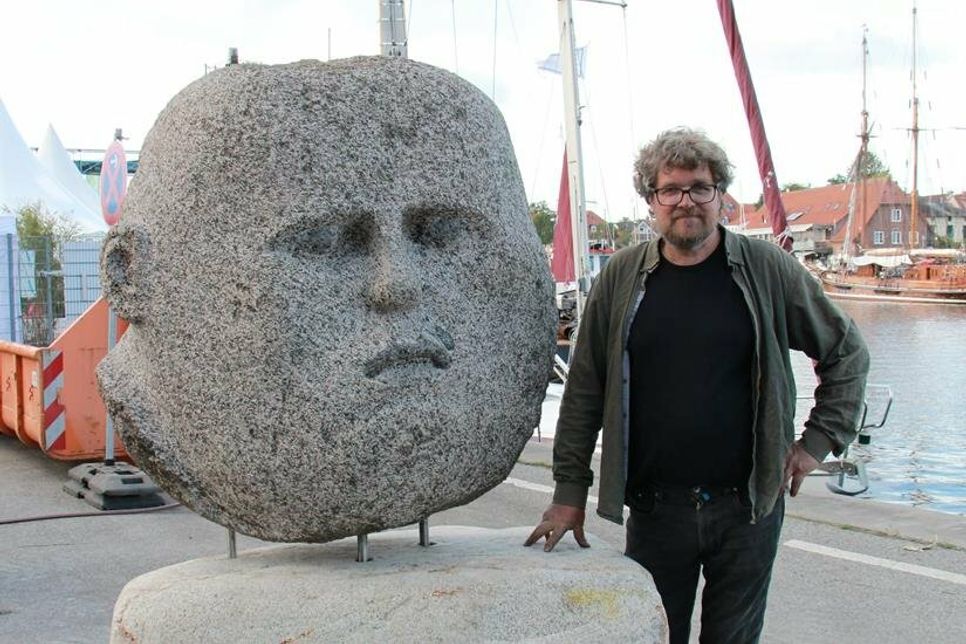 Der dänische Künstler Thomas Kadziola wird zum zweiten Mal an dem Bildhauersymposium teilnehmen. 2021 schuf er die Skulptur Moon, die heute in Pelzerhaken vor dem Südstrand an der Promenade steht.