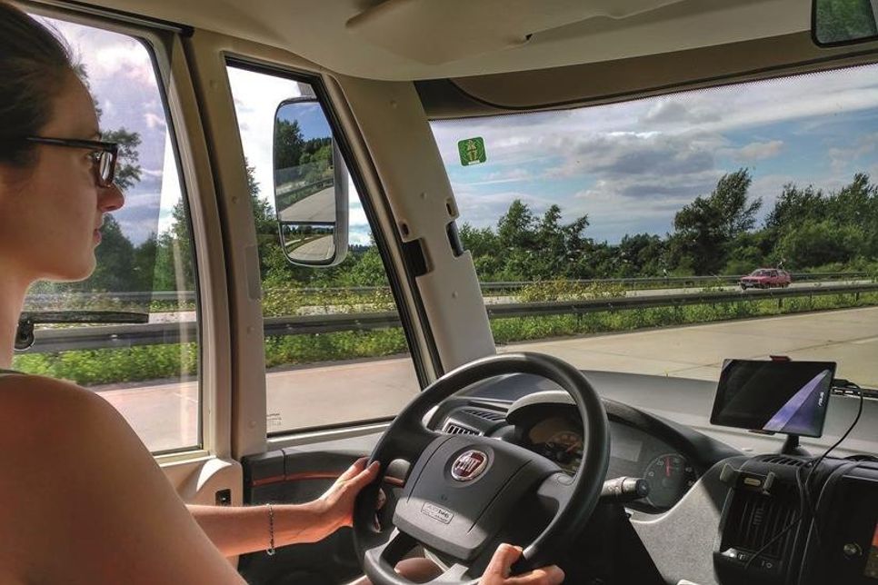 Fahranfänger müssen oft viel Geld für die Kfz-Versicherung zahlen. Doch es gibt Möglichkeiten zu sparen. (Foto: pixabay.com/mid/akz-o)