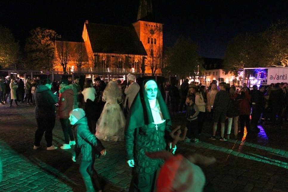 Ausnahmezustand auf dem Markt mit gruseligen Gestalten.