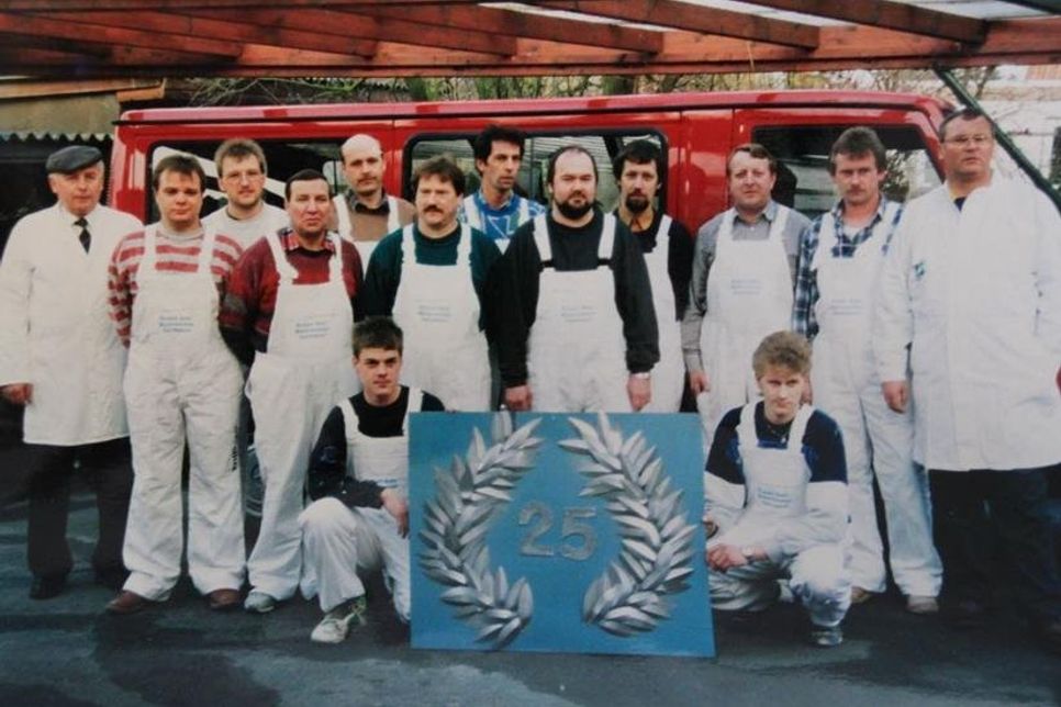 Im Laufe von 25 Jahren hat sich der Malerbetrieb des Einzelkämpfers zu einem breit gefächerten Unternehmen mit fachkompetenten Mitarbeitern entwickelt.