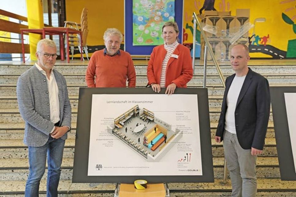 Architekt Christoph von Winterfeld, Bürgermeisterin Tanja Rönck, Schulleiter der Grundschule Malente, Uwe Borchers, Schulleiter der Schule an den Auewiesen, Karsten Fritz (von links) präsentierten das Konzept für die Klassenräume der neuen Schule
