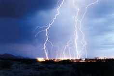 In aller Regel tritt ein Blitz während eines Gewitters infolge einer elektrostatischen Aufladung der wolkenbildenden Wassertröpfchen oder der Regentropfen auf.