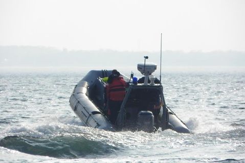 Pelzerhaken. Um 14.50 Uhr wurde die Freiwillige Feuerwehr Neustadt am vergangenen Sonntag zu einem Wasserrettungseinsatz vor Pelzerhaken alarmiert. Zwei Kiter waren in Seenot geraten. Die neu aufgestellte SEG-Wasserrettung (der reporter berichtete) brachte zwei Boote und zwei Rettungsschwimmer zu Wasser und konnte einen Kiter retten und an den Rettungsdienst an der Seebrücke übergeben. Der zweite Kitesportler schaffte es selbsttätig an Land. Das Kiteboard wurde von der DGzRS geborgen. (red)