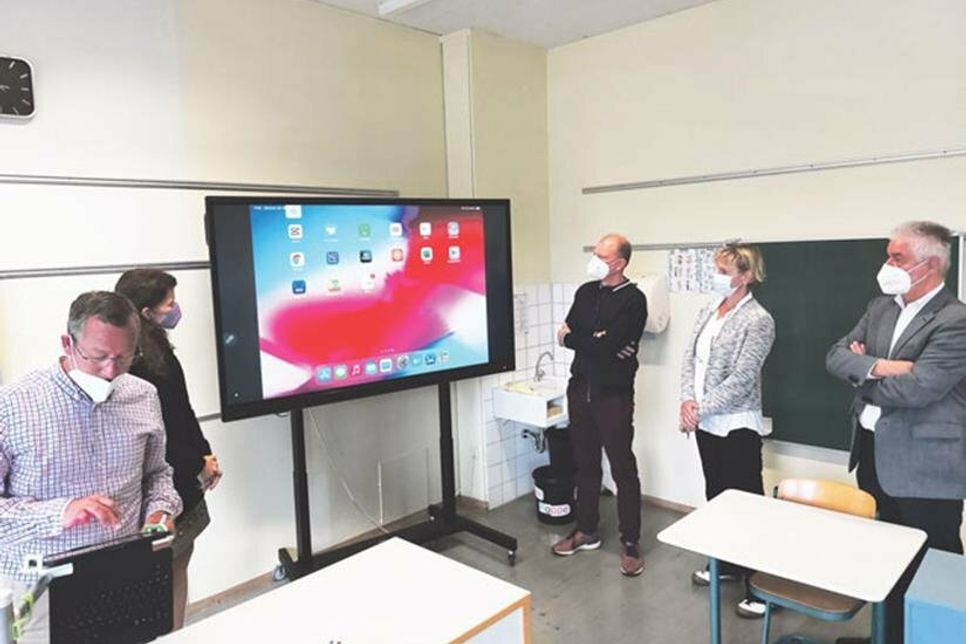 Schulleiter Sven Rathmann (von links), Amtsdirektorin Juliane Bohrer, IT-Leiter Ole Hauptmann, Schulleiterin Solveig Märzhäuser und Bürgermeister Gerd Radisch in einem interaktiven Klassenzimmer des Förderzentrums Schönkirchen-Schönberg.