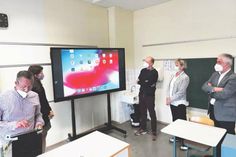 Schulleiter Sven Rathmann (von links), Amtsdirektorin Juliane Bohrer, IT-Leiter Ole Hauptmann, Schulleiterin Solveig Märzhäuser und Bürgermeister Gerd Radisch in einem interaktiven Klassenzimmer des Förderzentrums Schönkirchen-Schönberg.