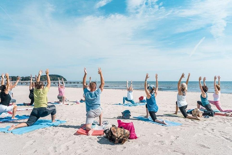 Yoga am Strand von Travemünde.