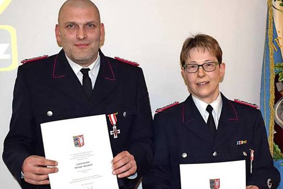 Michael Bockholdt und Nicole Meyer wurde das Brandschutz-Ehrenzeichen in Silber für 25 Jahre aktiven Dienst verliehen.
