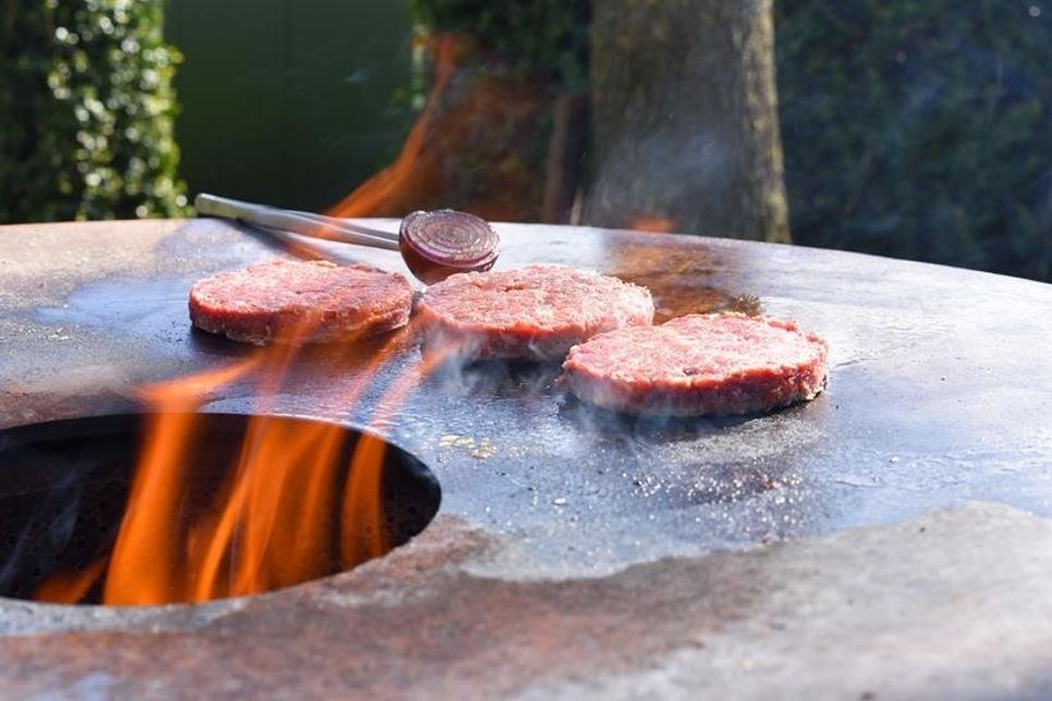 Qualität, die man schmeckt: Besonders aromatisch ist das Wildfleisch im Sommer, denn die Wildtiere ernähren sich dann von frischem Grün. Das fettarme Fleisch bietet zudem Vitamine, ungesättigte Fettsäuren und wenig Cholesterin. Foto: djd/Kapuhs/DJV