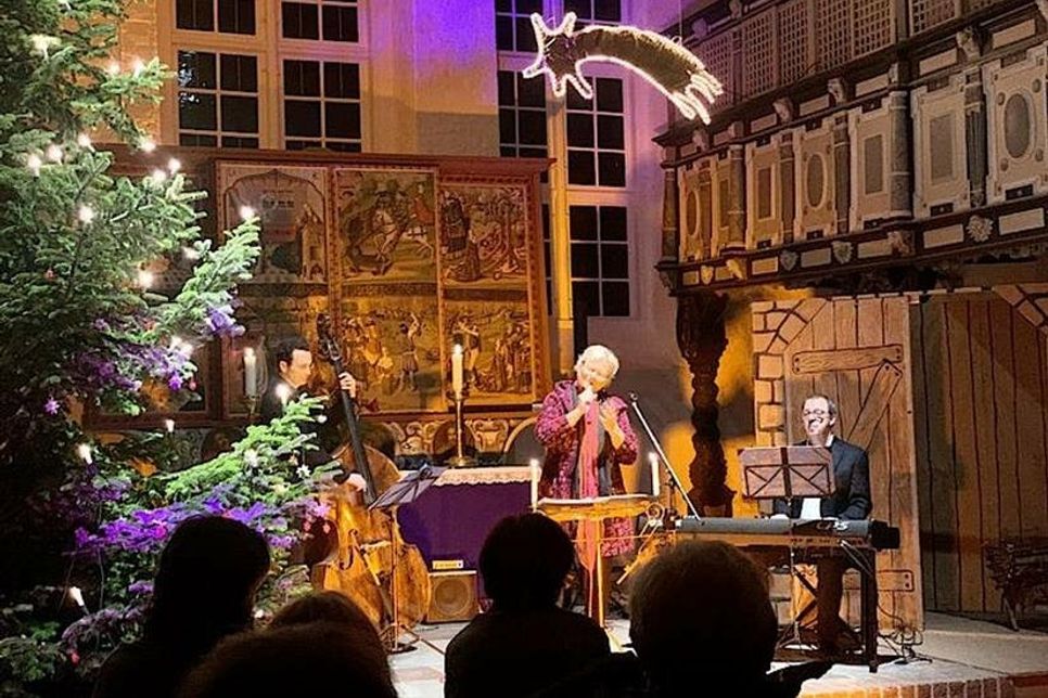 Begleitet wird Lene Krämer von Stephan Scheja am Klavier und Joachim Roth am Bass.